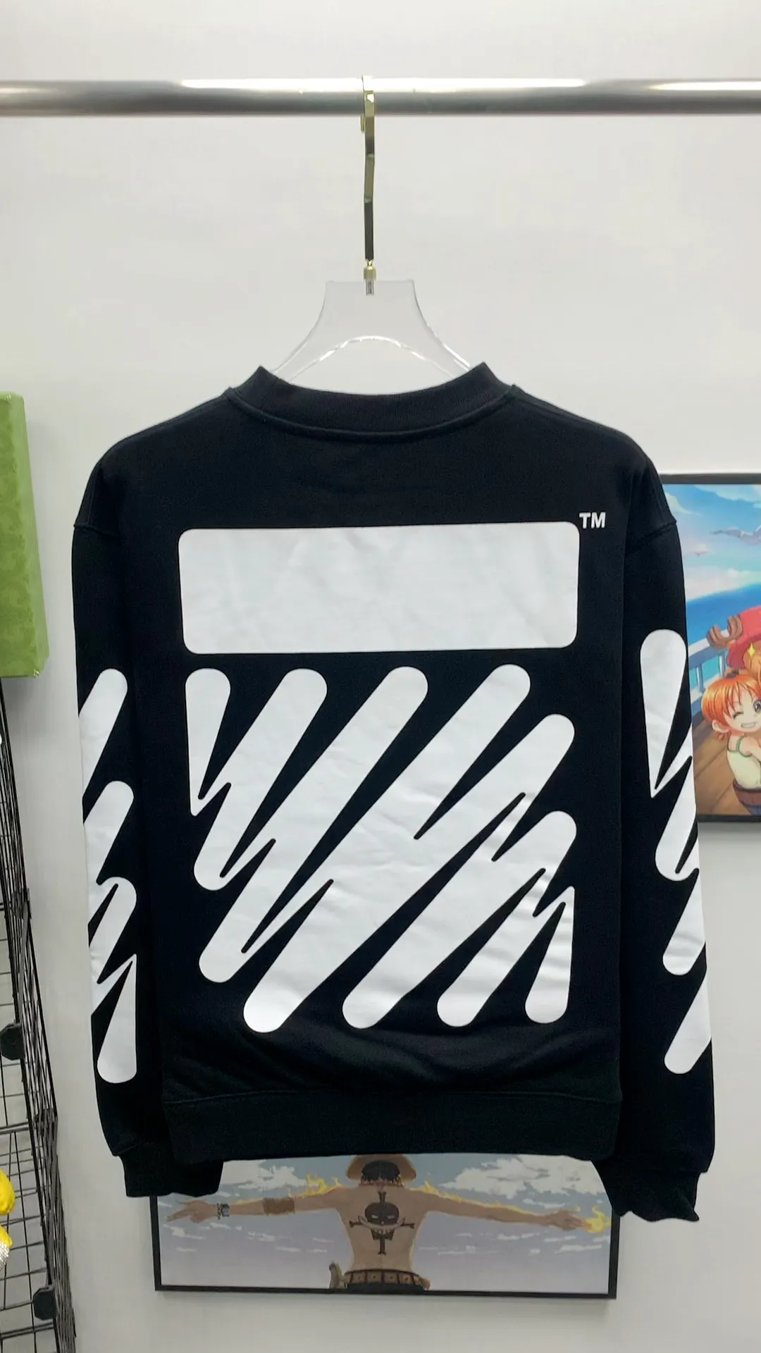 Real shot video on the back - top version OFF-WHITE OW black and white graffiti brush wavy pattern zebra crossing ECG men's and women's loose T-shirt men's and women's same style round neck sweatshirt After the ECG series, the tiger stripe pattern appears again. This may be another simple and luxurious new model after the merger with LV. Awesome black and white color scheme, new artistic derivation of signature elements, and simple fashion style is remarkable. Small dropped shoulders, slightly wide style, suitable for both men and women.  Imported glue technology, extremely strong. 21 brand new washable collar label tags, customized one to one. The fabric is 480g double-ply double-yarn terry fabric, which is full of drape and smooth to the touch. A must-have for fall and winter!  Color: Black Size: XS-L P:360